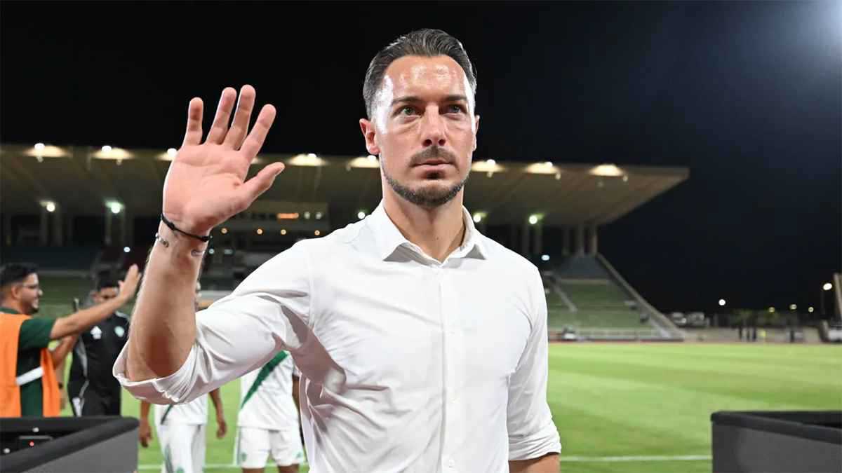 الأهلي السعودي يكافئ يايسله