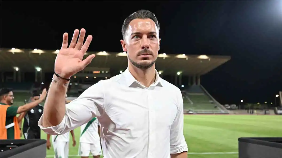 الأهلي السعودي يكافئ يايسله