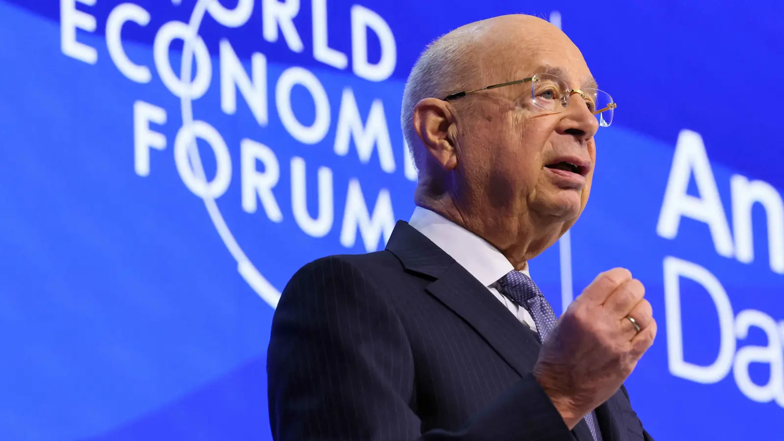 استقالة كلاوس شواب مؤسس المنتدى الاقتصادي العالمي