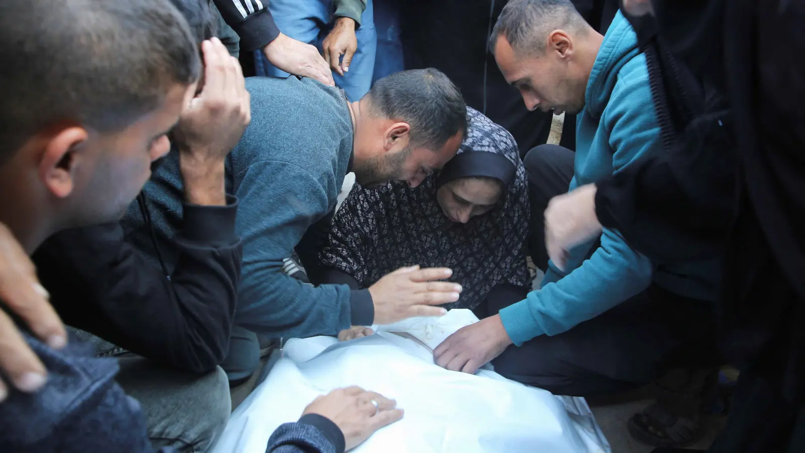 "دير البلح" تستغيث.. مقتل 47 فلسطينياً وسط غزة (فيديو)