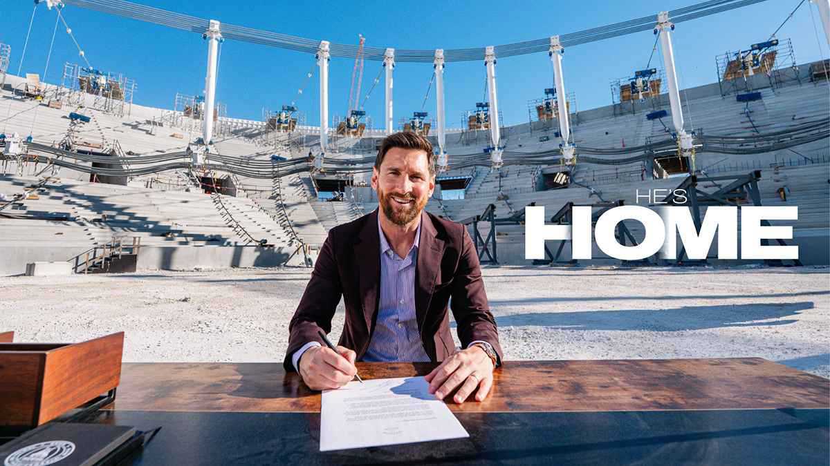 في قلب ملعب تحت الإنشاء.. ميسي يجدد عقده مع إنتر ميامي (فيديو)