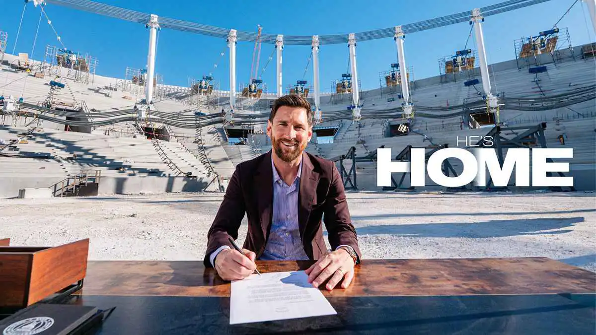 في قلب ملعب تحت الإنشاء.. ميسي يجدد عقده مع إنتر ميامي (فيديو)