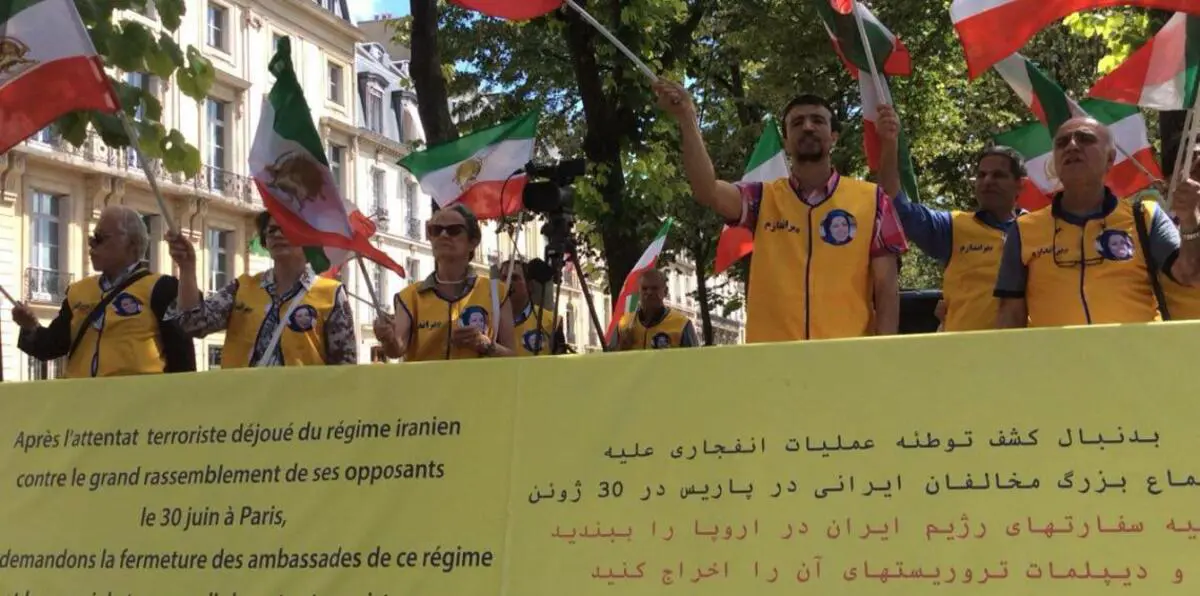 إيرانيون يتظاهرون في باريس لمنع تسليم دبلوماسي "إرهابي" إلى طهران (فيديو وصور)