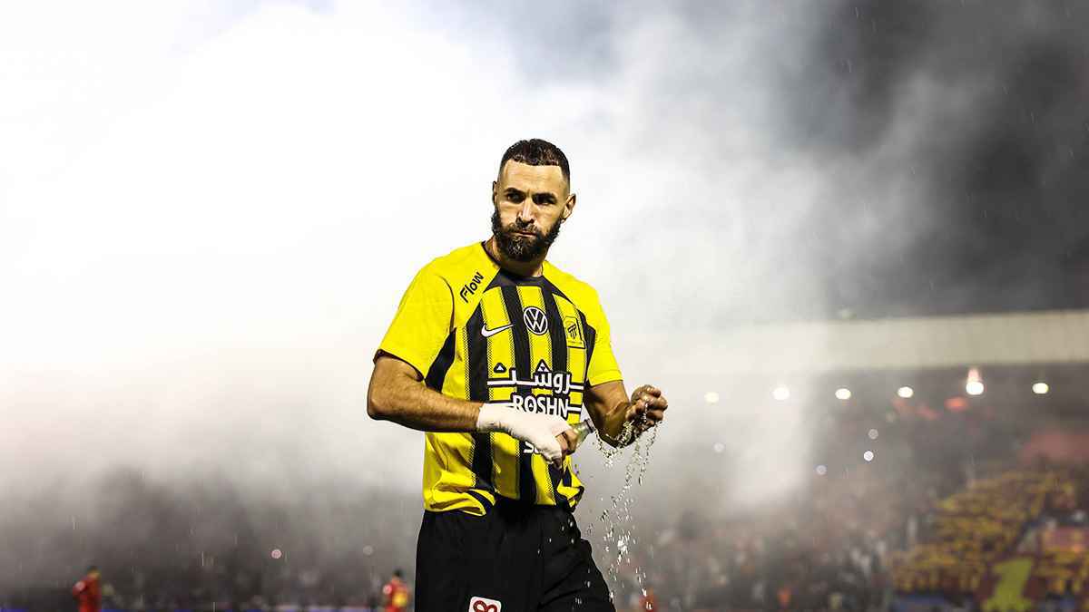 كريم بنزيما يؤدي مناسك العمرة (فيديو وصور)