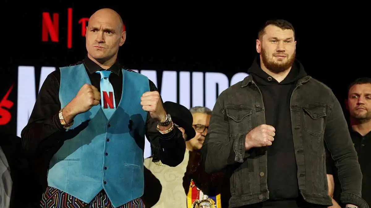 مشهد جنوني.. أرسلانبيك محمودوف يصارع دبا قبل نزاله ضد تايسون فيوري (فيديو)