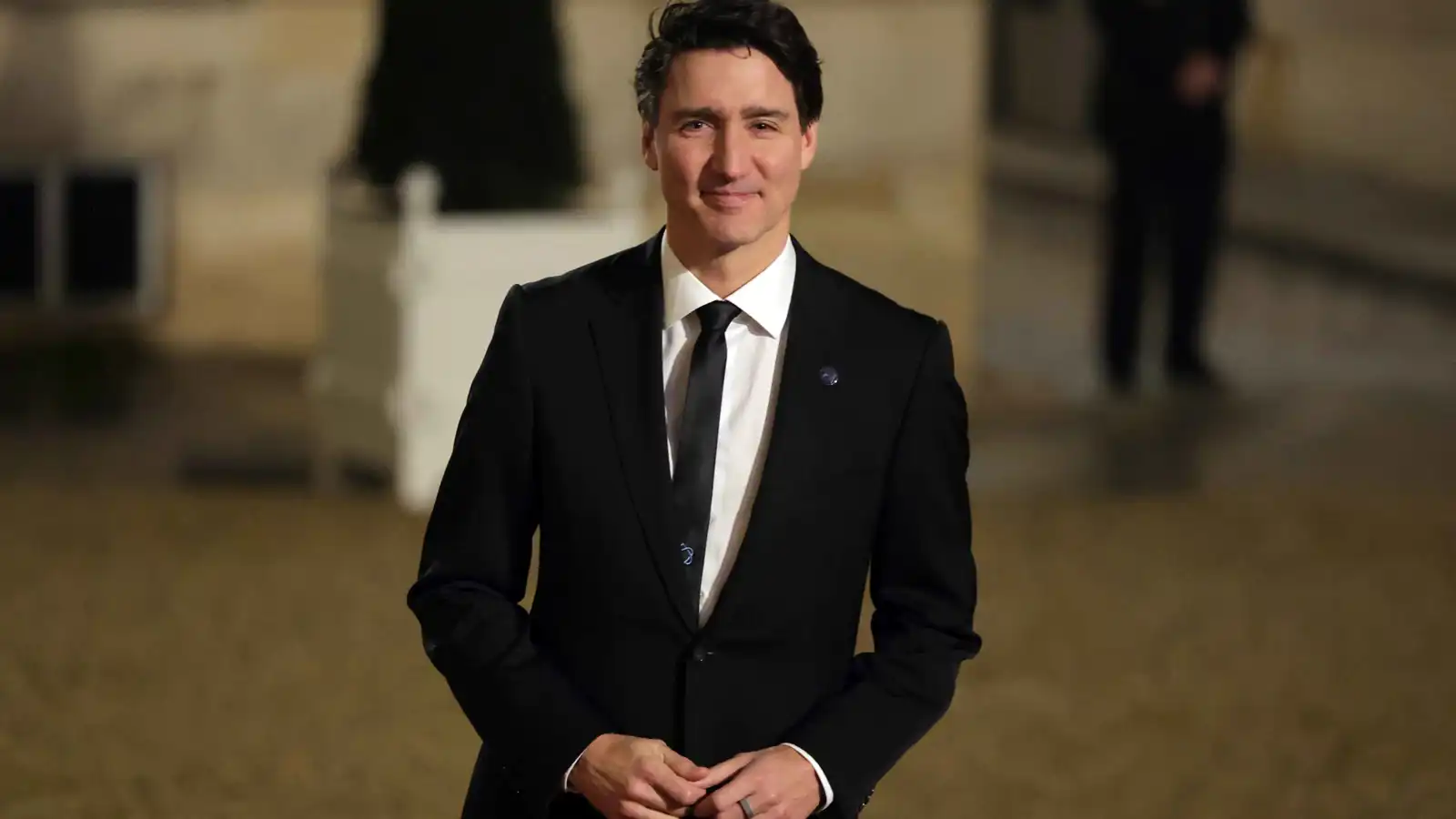 إطلالات جاستن ترودو تثير التساؤلات.. هل يمر بأزمة "منتصف العمر"؟