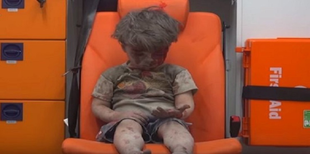 بالفيديو.. مذيع سويسري يفاجئ بشار الأسد بصورة الطفل عمران فكيف علّق عليها؟