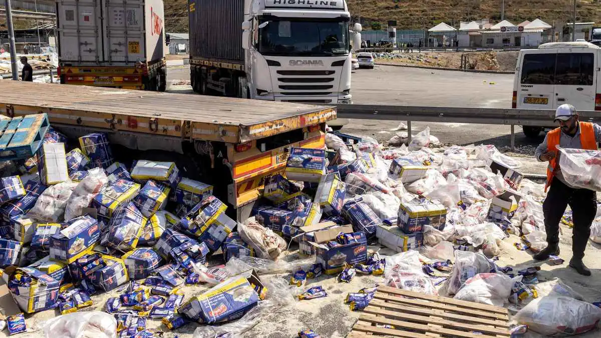 الأردن يتهم مستوطنين إسرائيليين بالاعتداء على شاحنات مساعدات لغزة