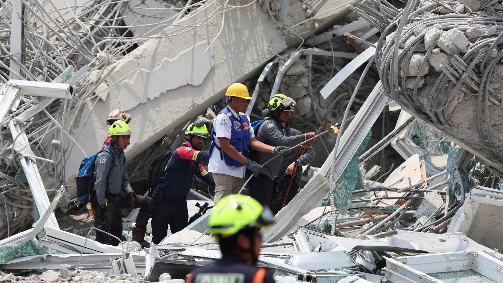 زلزال ميانمار "المدمر".. البحث عن ناجين "شبه مستحيل"