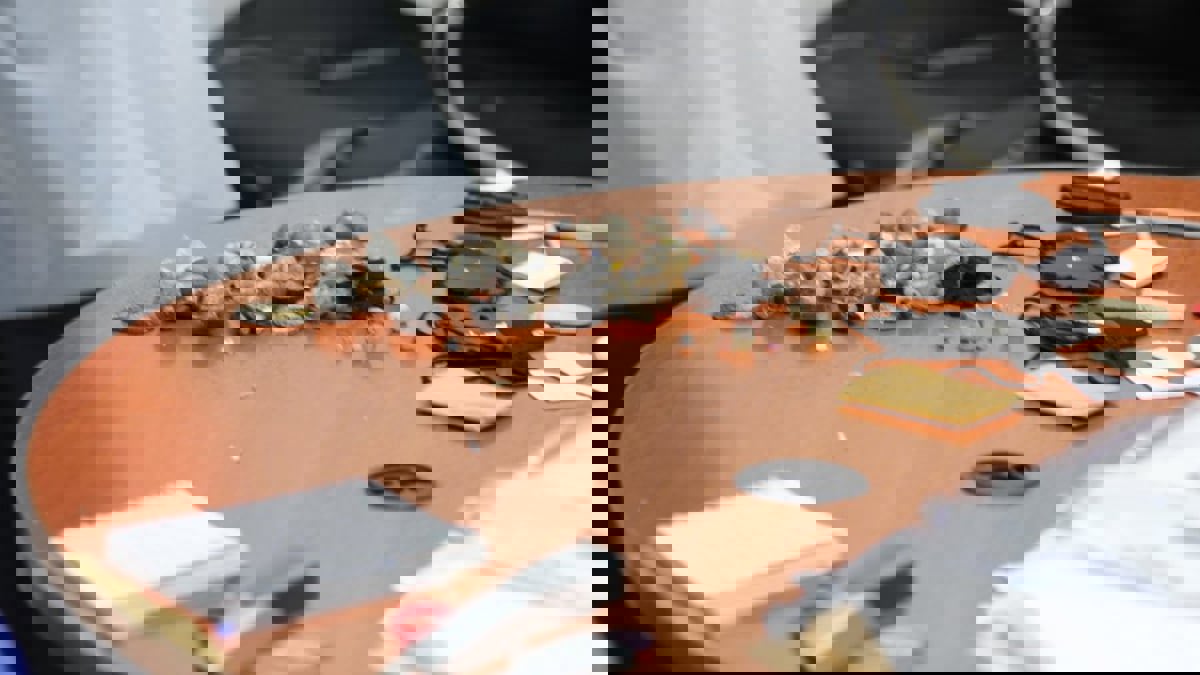 خواتم وحجارة وطلاسم.. إتلاف مواد سحر وشعوذة في الكويت (فيديو)