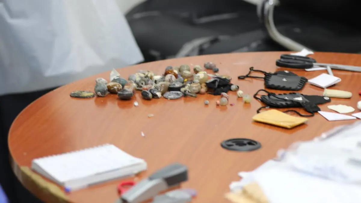 خواتم وحجارة وطلاسم.. إتلاف مواد سحر وشعوذة في الكويت (فيديو)