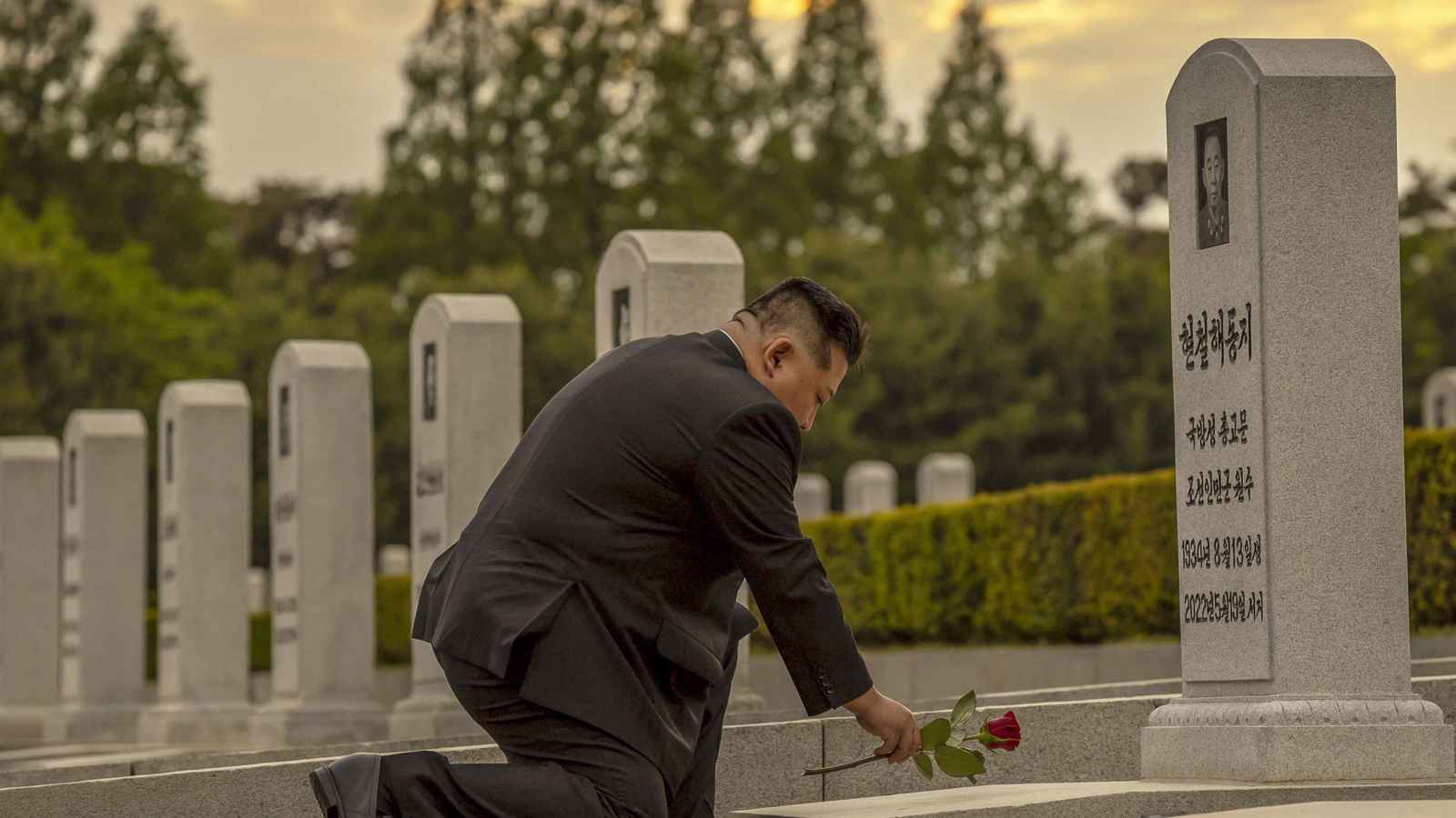 "سيظل خالداً".. زعيم كوريا الشمالية يزور قبر "معلمه" هيون