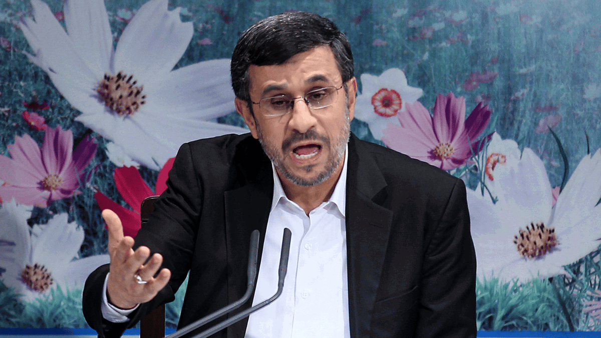 بسبب "لون قميصه".. انتقادات تطال الرئيس الإيراني الأسبق نجاد (صورة)