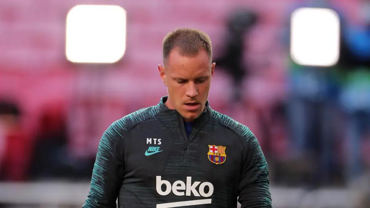 برشلونة يعلن مدة غياب تير شتيغن بعد إجرائه عملية جراحية