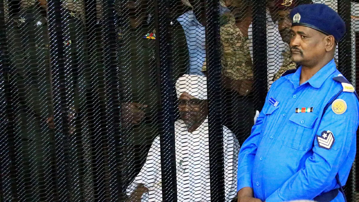 السودان.. "ضيق القاعة" يؤجل محاكمة البشير إلى 6 أكتوبر
