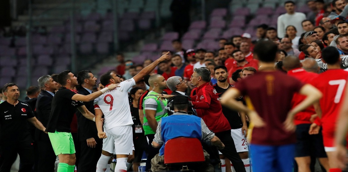 جماهير تركيا تجتاح الملعب خلال تعادل منتخبها مع تونس وديًا (فيديو)