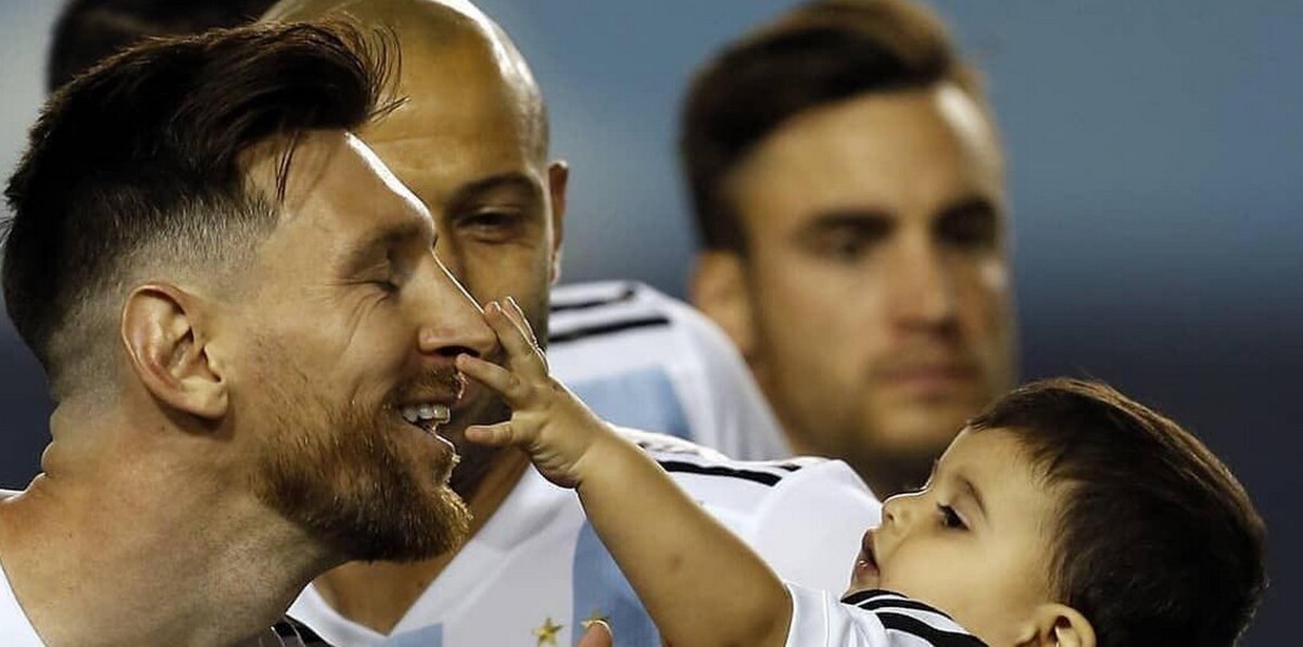 تياغو وماتيو ميسي يغنيان لمنتخب الأرجنتين قبل كأس العالم (فيديو)