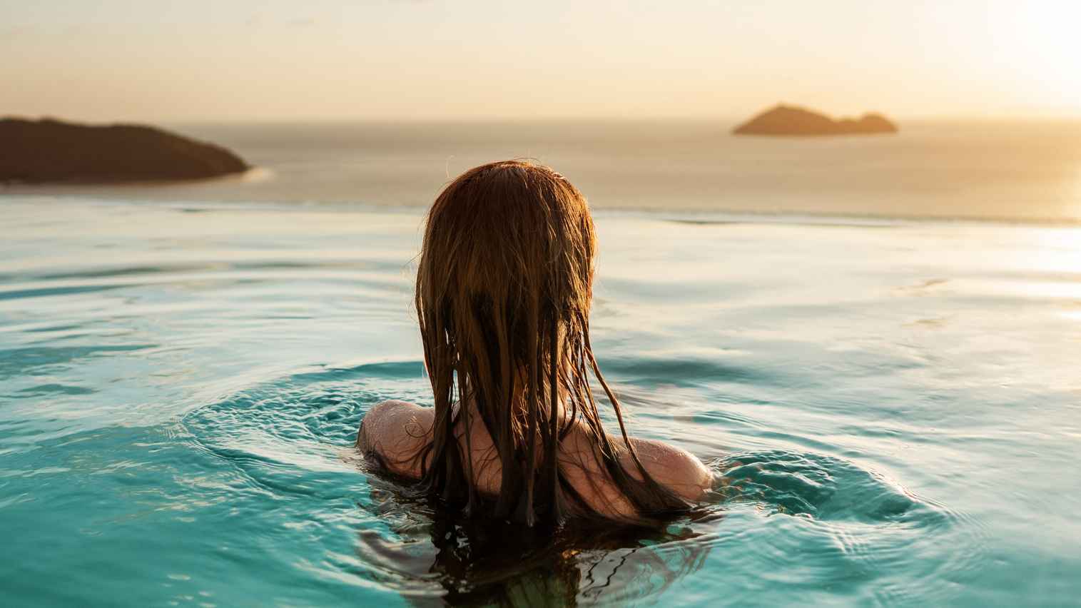 كلور المسابح يضر شعرك.. حقيقة أم خرافة؟