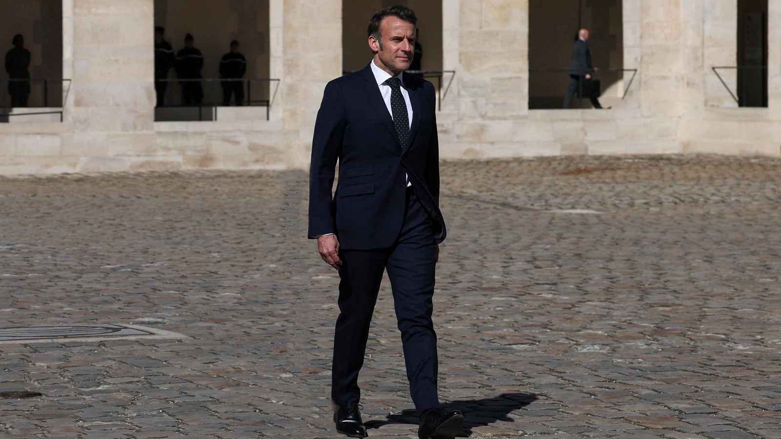 خلال زيارة لمصر.. ماكرون يلتقي في العريش عناصر أمنية ستنتشر برفح