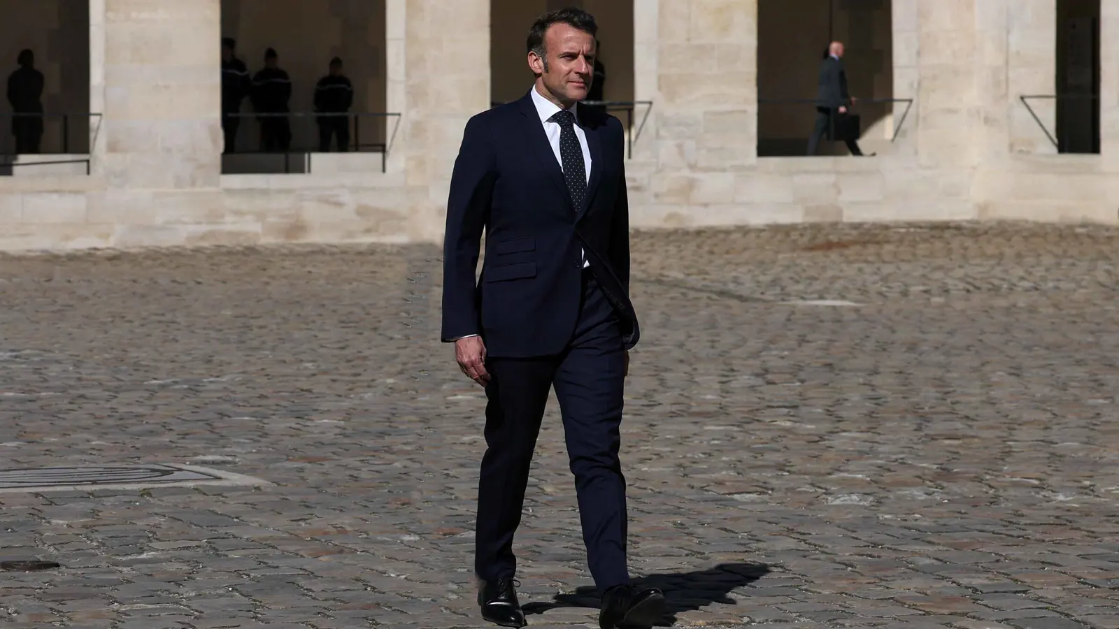 خلال زيارة لمصر.. ماكرون يلتقي في العريش عناصر أمنية ستنتشر برفح