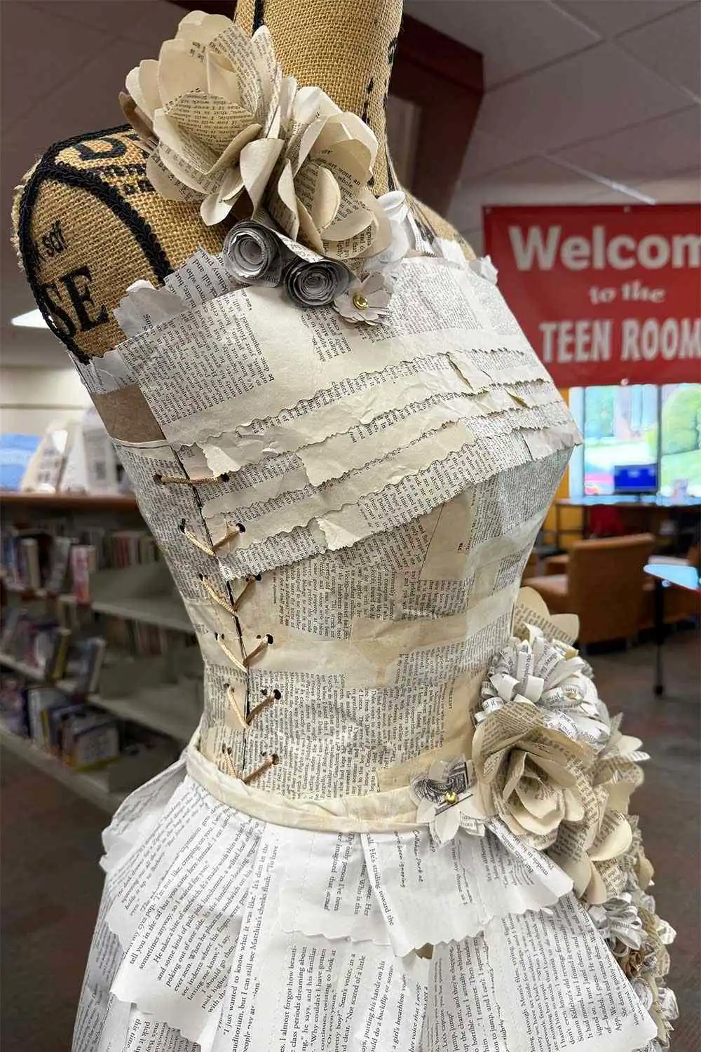 فستان من كتب وأوراق