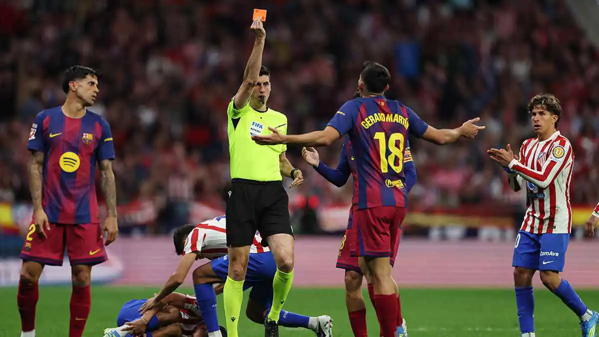 تدخل غير مفهوم.. "VAR" مباراة برشلونة وأتلتيكو مدريد يفجر غضب لجنة التحكيم