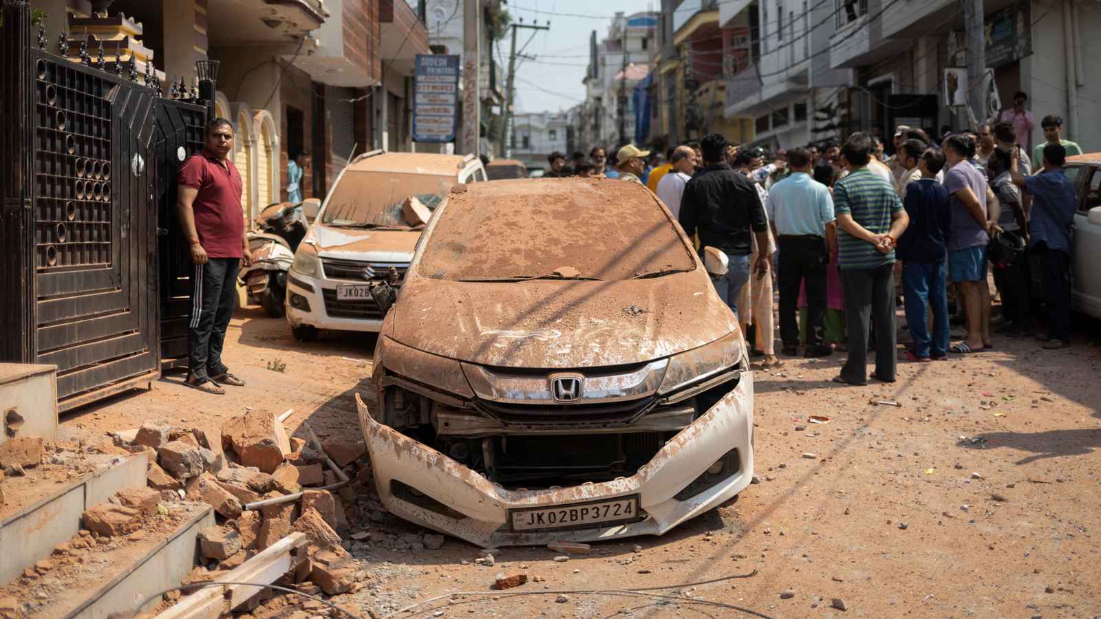 التوتر بين "الجارتين النوويتين".. ماذا جرى على الحدود الباكستانية الهندية؟