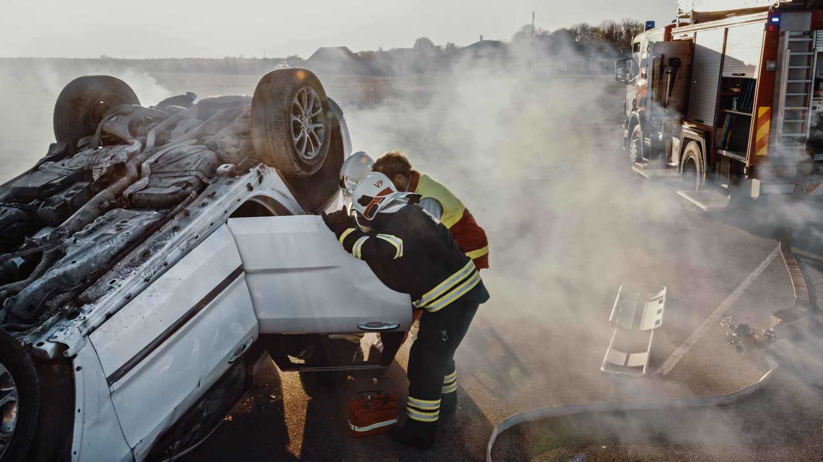 لحظة تحبس الأنفاس لصدام بين شاحنة وسيارة في اليمن (فيديو)