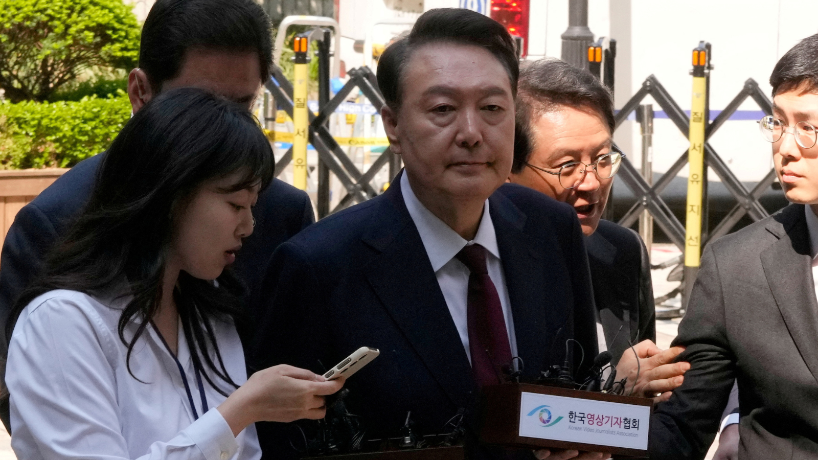 التحقيق مع رئيس كوريا الجنوبية المخلوع بشأن "الأحكام العرفية"