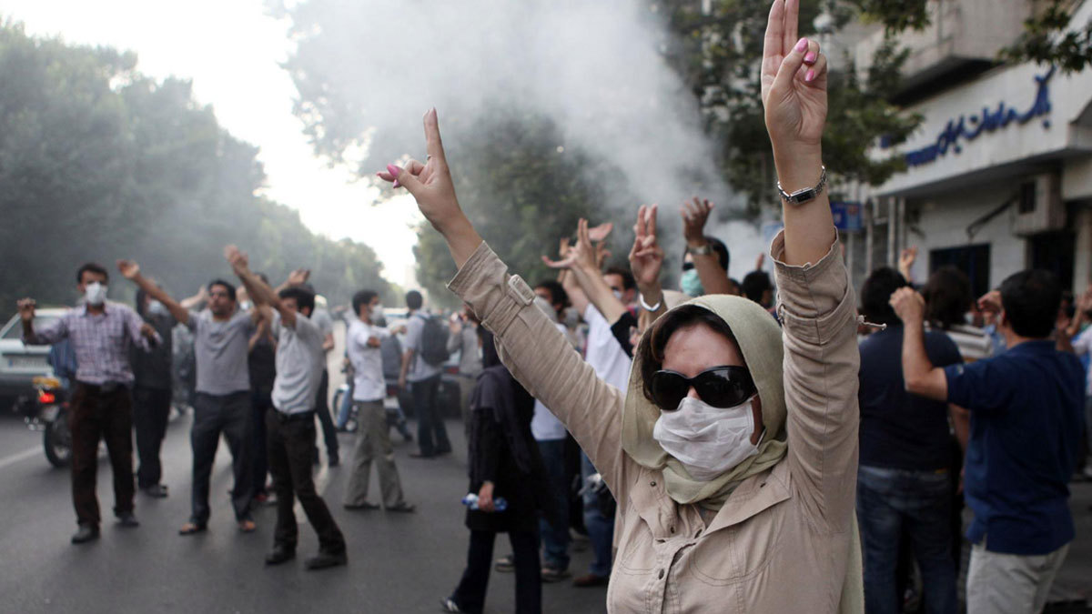 "ديلي تلغراف": الحرس الثوري الإيراني يسرق جثث المتظاهرين من ثلاجات الموتى لإخفاء المجازر