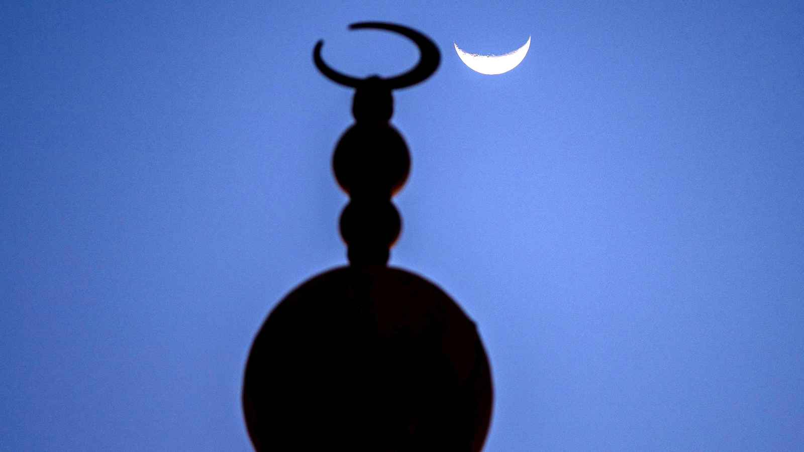 معهد البحوث الفلكية يكشف موعد عيد الفطر في مصر