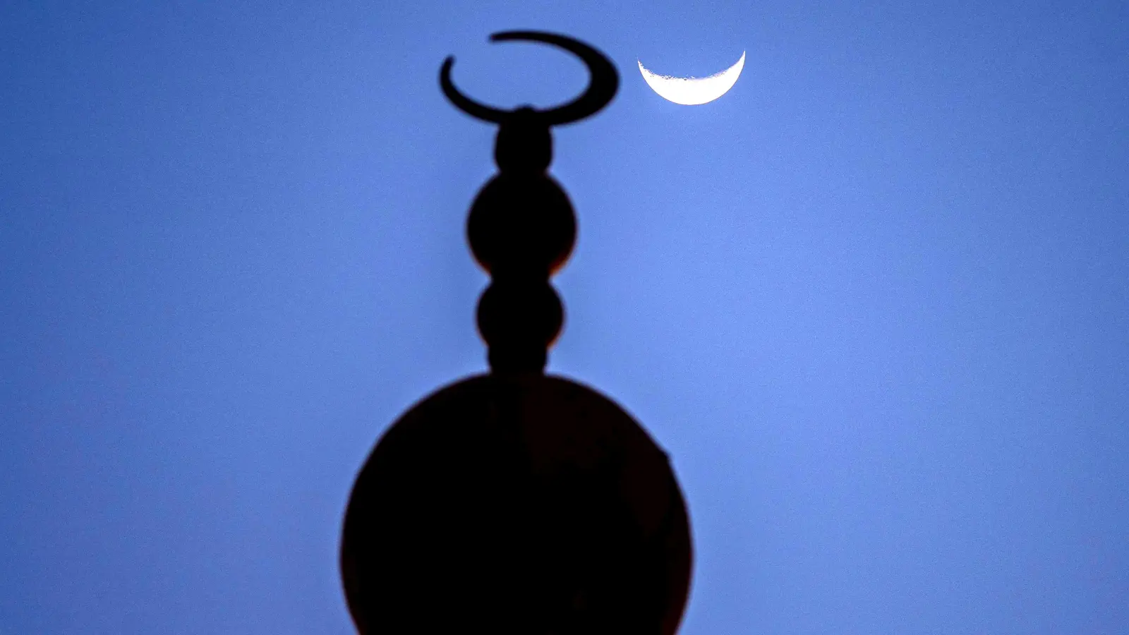 معهد البحوث الفلكية يكشف موعد عيد الفطر في مصر