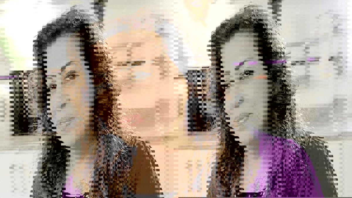 الفنانة العمانية فخرية خميس ترد على شائعة وفاتها (فيديو)