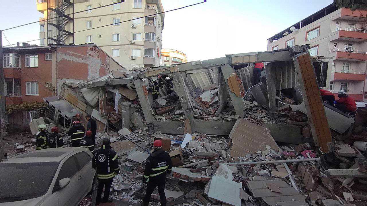 انهيار مبنى مكون من 6 طوابق في كبزة التركية (فيديو)
