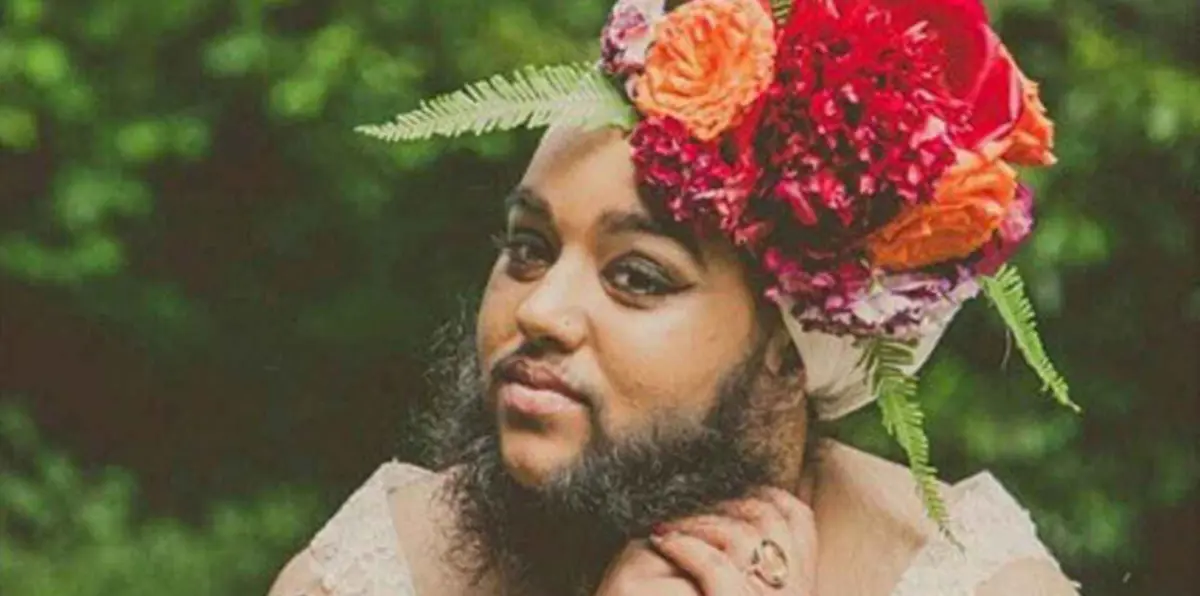 المرأة الملتحية تعرض فساتين الزفاف