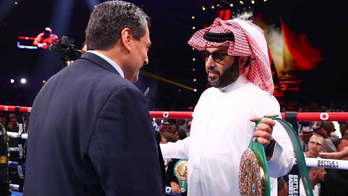 عملاق قديم.. ما هو النادي الإنجليزي الذي يرغب تركي آل الشيخ في شرائه؟