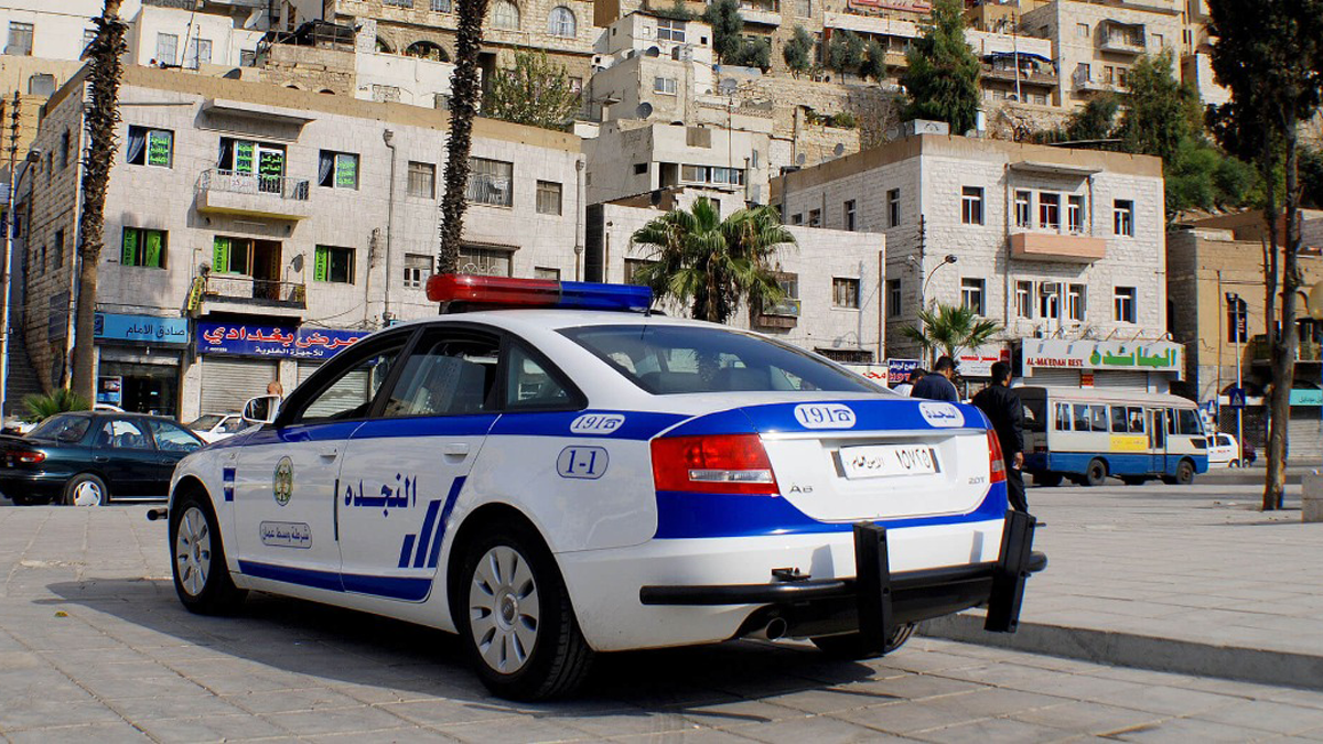 الأردن.. القبض على شخصين اعتديا على عامل نظافة وسلبا هاتفه