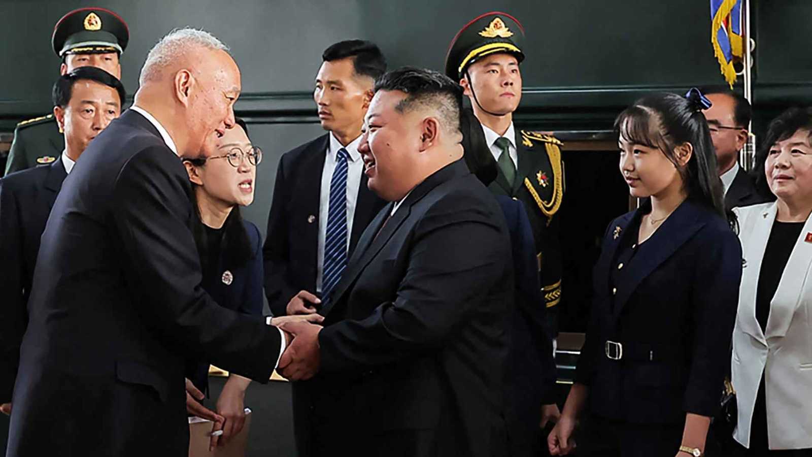 بعد ظهورها النادر.. هل تكون "كيم جو-آي" أول امرأة تحكم كوريا الشمالية؟ (فيديو)