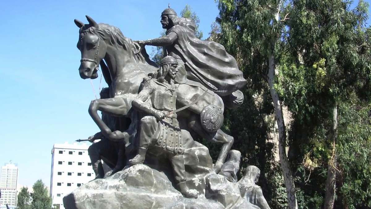 حقيقة اختفاء سيف صلاح الدين من تمثاله الشهير في دمشق