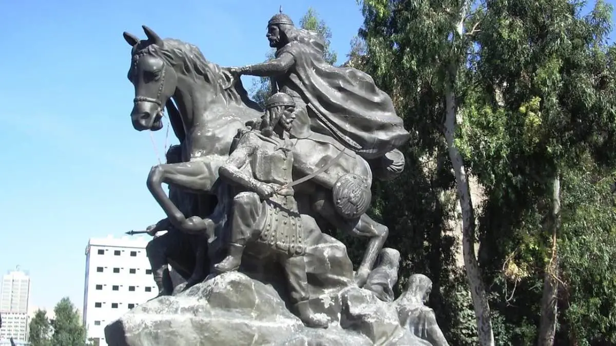 حقيقة اختفاء سيف صلاح الدين من تمثاله الشهير في دمشق