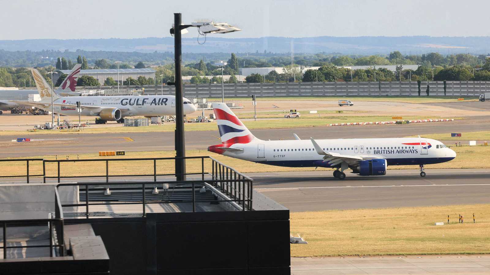 بسبب مسيل دموع.. اعتقال شخص وإخلاء جزئي بمطار هيثرو في لندن (فيديو)