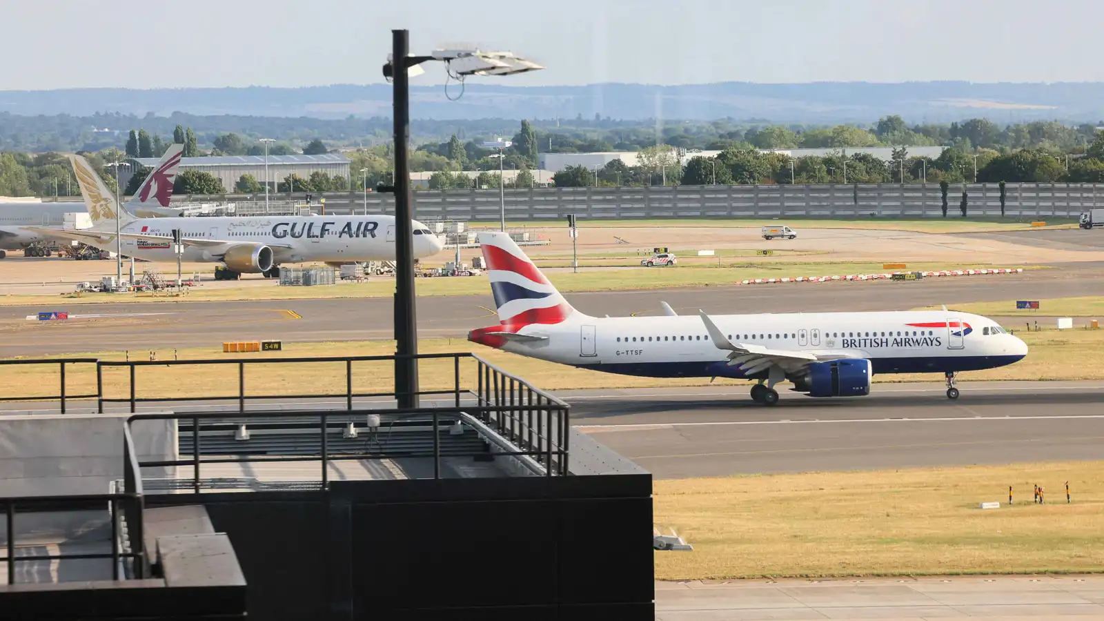 بسبب مسيل دموع.. اعتقال شخص وإخلاء جزئي بمطار هيثرو في لندن (فيديو)