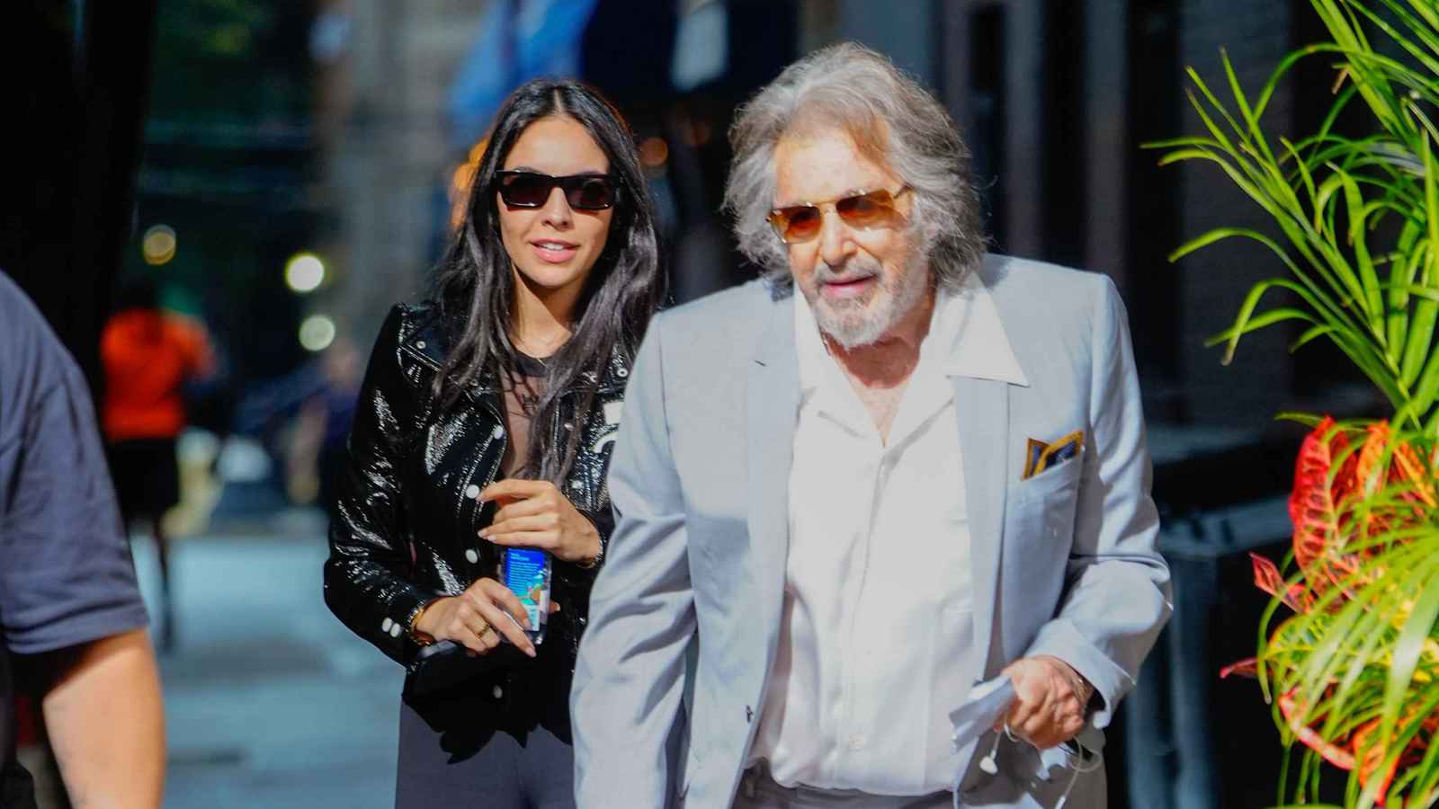 احتفل بعيد ميلادها.. هل عاد آل باتشينو لصديقته الكويتية؟ (فيديو)