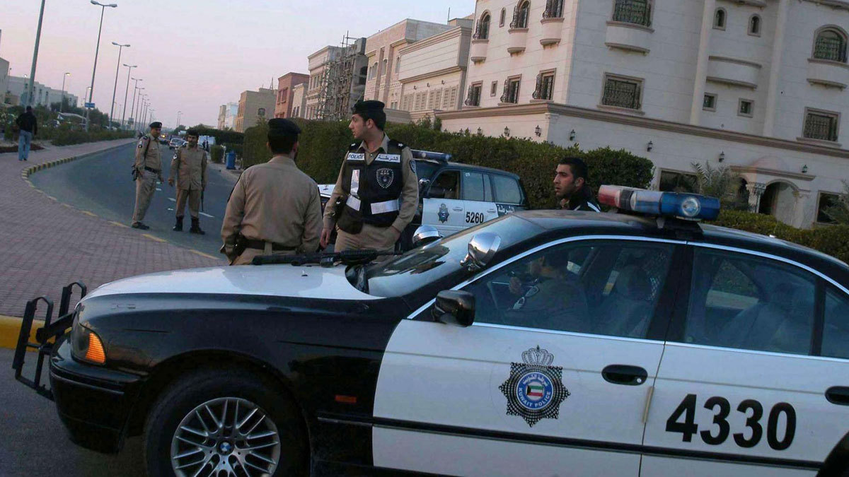 الكويت.. 3 أشخاص بينهم ضابطان بالجيش يطلقون كلبا على "دليفري"