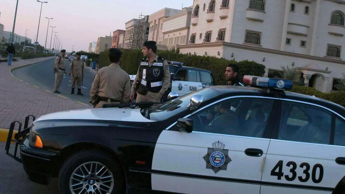 الكويت.. 3 أشخاص بينهم ضابطان بالجيش يطلقون كلبا على "دليفري"