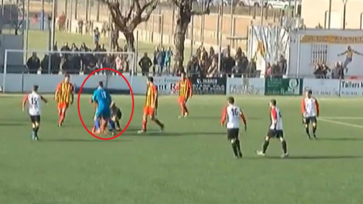 حارس مرمى يعتدي على حكم ألغى هدفه في الدقائق الأخيرة (فيديو)