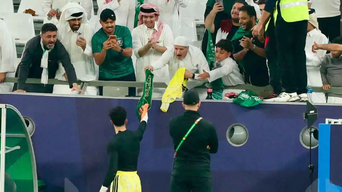 نواف العقيدي يقدم هدية لإبراهيم الفريان (فيديو)