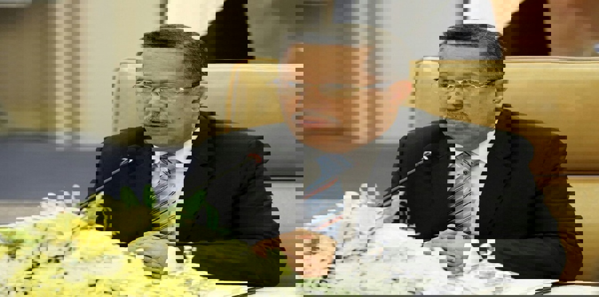 رئيس وزراء اليمن ومحافظ عدن يتعهدان بتزويد محطات الكهرباء بالوقود