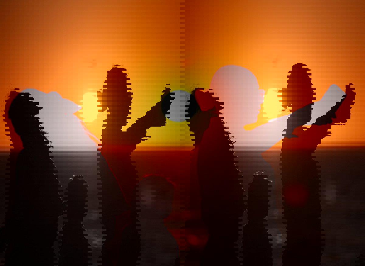 "احتراق العيون".. ظاهرة مريبة تُقلق راصدي الكسوف