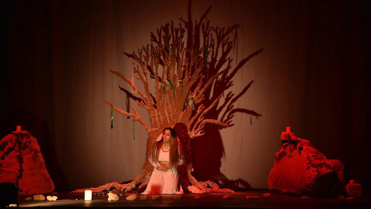 مسرحية "أنياب" الكردية توصل صوت المرأة الإيزيدية إلى العالم (صور)